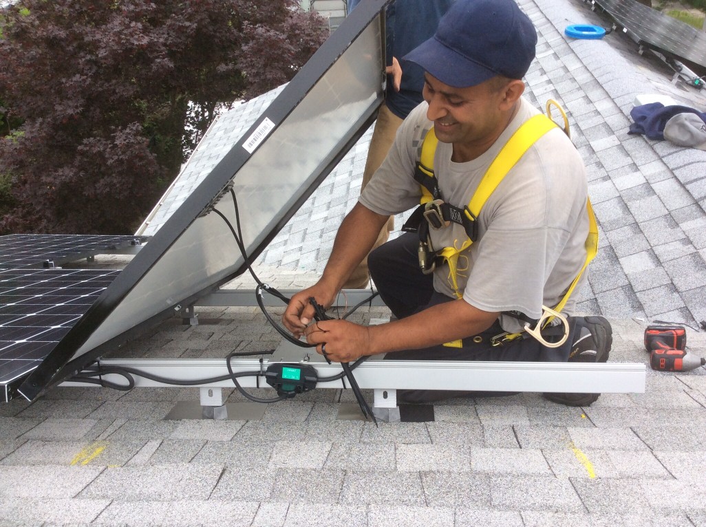 Solarmodul installieren - ideal für Dach oder in klein als Balkkonkraftwerk! Bild: @mama.mian via Twenty20